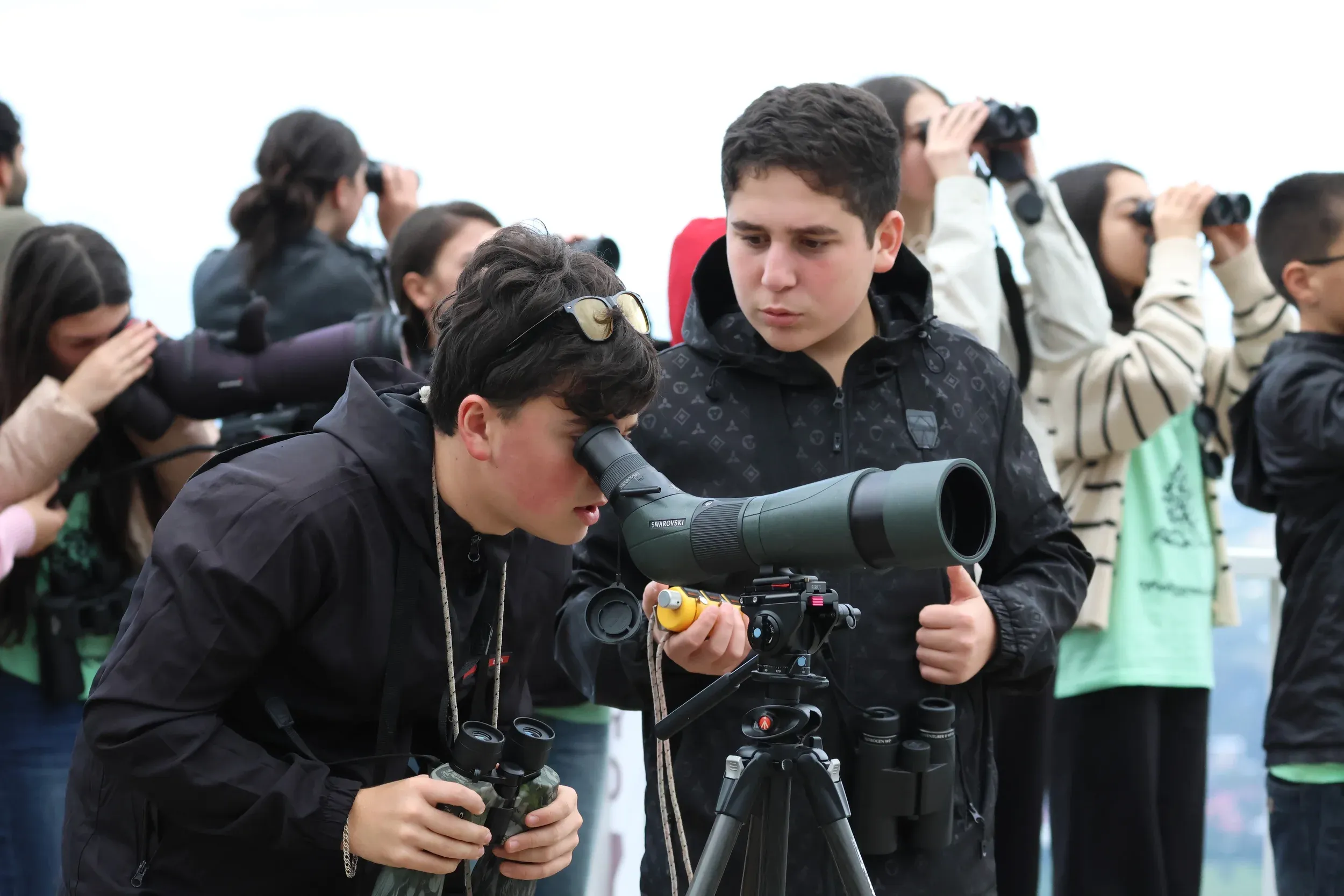 Students trying a spotting scope at the Sakhalvasho count station
